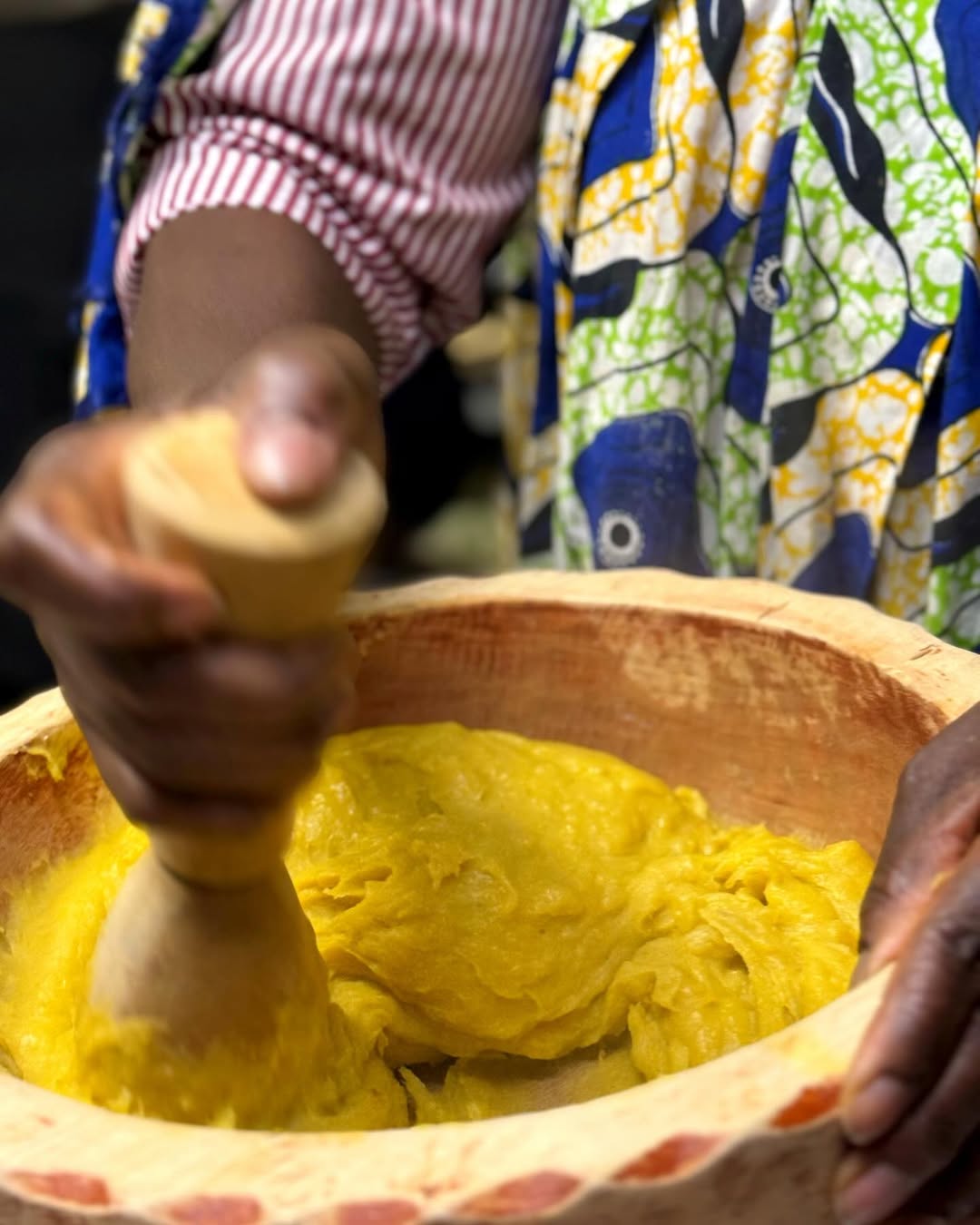 Pilage du foutou au mortier traditionnel